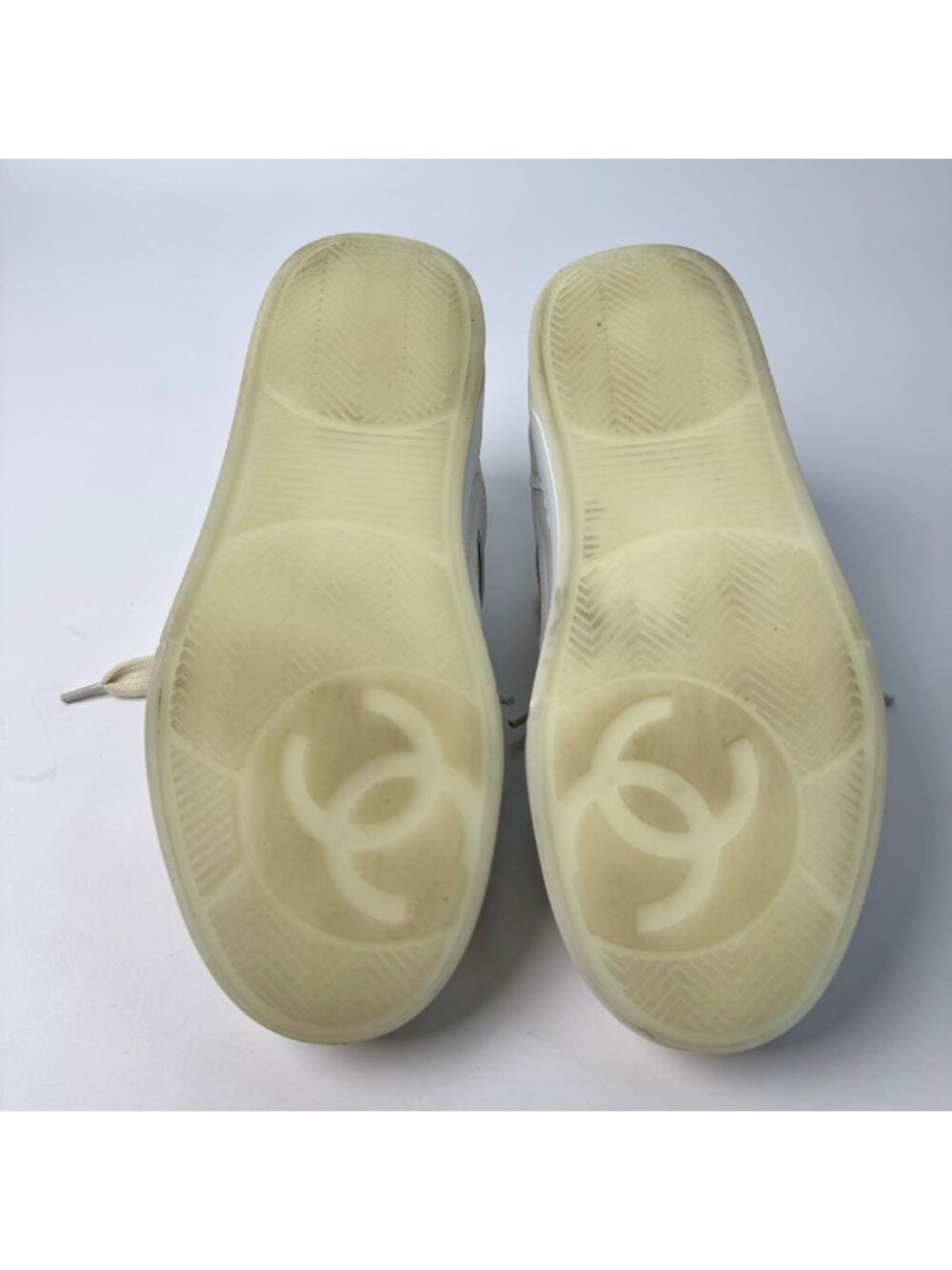 Chanel CC Logo Leather Sneakers - Picture 11 of 13